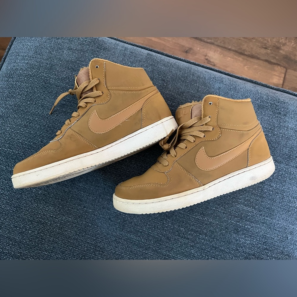 Nike woman’s Ebernon Mid SE Wheat Brown and white Size 9